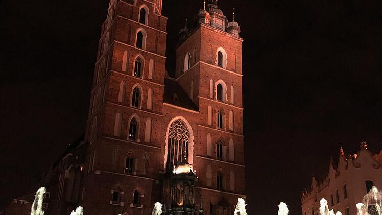 Die Marienkirche ist das Herzstück der Altstadt und wird abends von Wasserspielen umringt