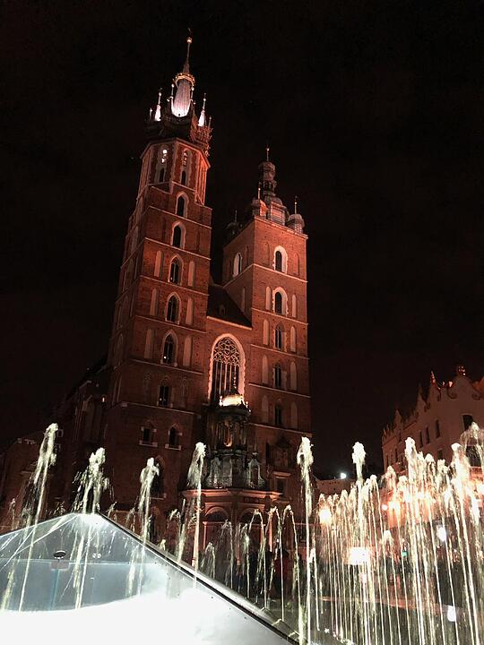 Die Marienkirche ist das Herzstück der Altstadt und wird abends von Wasserspielen umringt