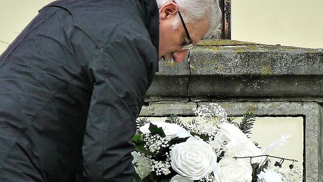 Mit einer Kranzniederlegung gedachte B&uuml;rgermeister G&uuml;nther H&uuml;bner der infolge einer Infektion mit dem Coronavirus verstorbenen B&uuml;rger aus der Gemeinde Harsdorf.