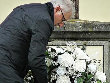 Mit einer Kranzniederlegung gedachte Bürgermeister Günther Hübner der infolge einer Infektion mit dem Coronavirus verstorbenen Bürger aus der Gemeinde Harsdorf.