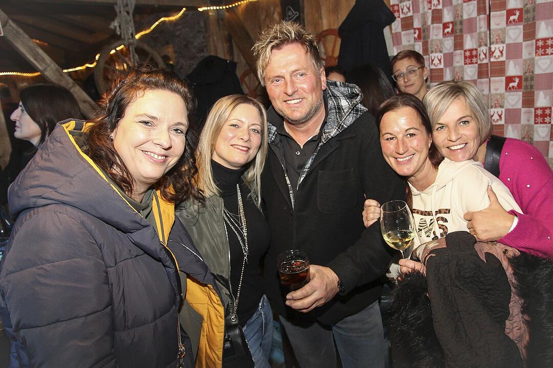 Beste Partystimmung bei voller Hütte.