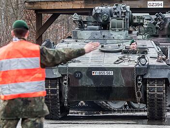 Bundeswehr verlädt Panzer für den Transport nach Litauen