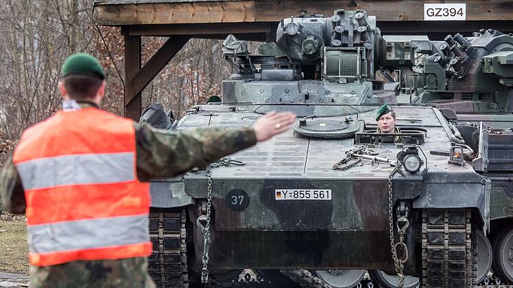 Bundeswehr verl&auml;dt Panzer f&uuml;r den Transport nach Litauen