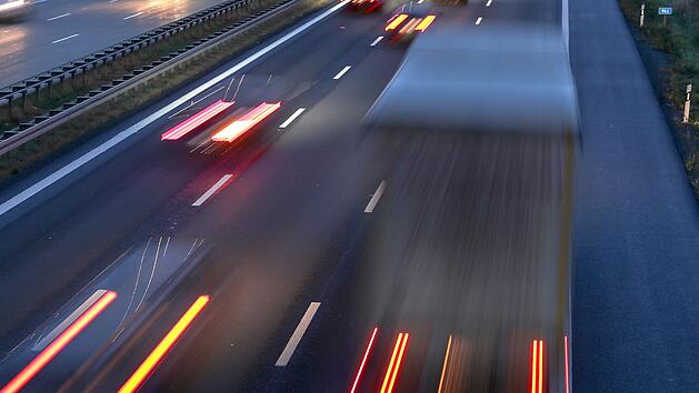 Verkehr Lastwagen &Uuml;berholen auf der Autobahn Fahrspuren