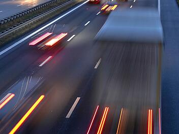 Verkehr Lastwagen &Uuml;berholen auf der Autobahn Fahrspuren