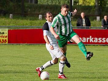 TSF Theisenort - SV Rothenkirchen: Im Mittelfeld versucht der Rothenkirchener Martin Bienlein (rechts), an Matthias Blinzler vorbeizukommen.  Foto: Heinrich Weiß