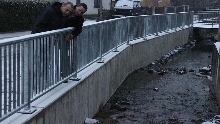 Planer Thomas Kleylein (links) und Bürgermeister Norbert Gräbner an der sanierten Ufermauer in der Bahnhofsstraße Foto: Friedwald Schedel
