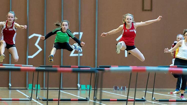 Geschwindigkeit und Technik im Einklang: Unser Bild vom 35-Meter-Hürdenlauf zeigt (von rechts) Paula Gröschel (TSV Bad Kissingen), Franziska Witke (TSV Münnerstadt), Hanna Schmitt (TV/DJK Hammelburg) und Emma Mangold (TSV Münnerstadt). Foto: Anand Anders