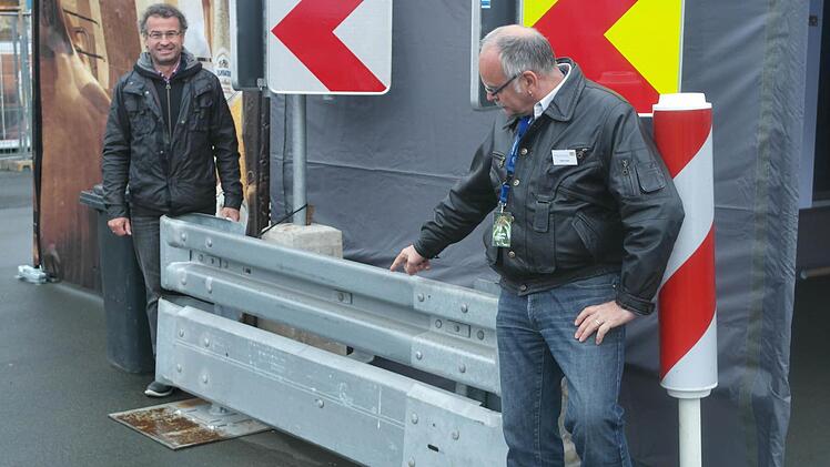 Dieter Roth (bayerische Straßenbauverwaltung) erläutert die neuen Schutzplanken. Links Michael Schmid von der Brauerei.