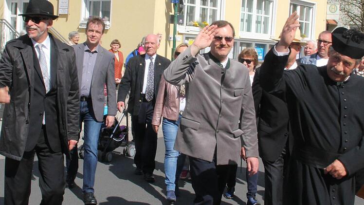 Die Postkutsche fährt wieder. Die Ehrengäste freuen sich. Foto: Werner Vogel