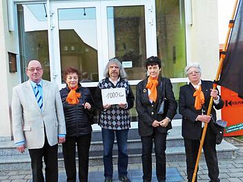 Spendenübergabe der Kolpingsfamilie an Pater Haagen: (von links) Karlheinz Löffler (Vorstandsmitglied), Annemarie Schneider (Vorstandsmitglied), Pater Helmut Haagen, Vorsitzende Christa Appel und Karin Götze (Vorstandsmitglied) Foto: K.- H. Hofmann