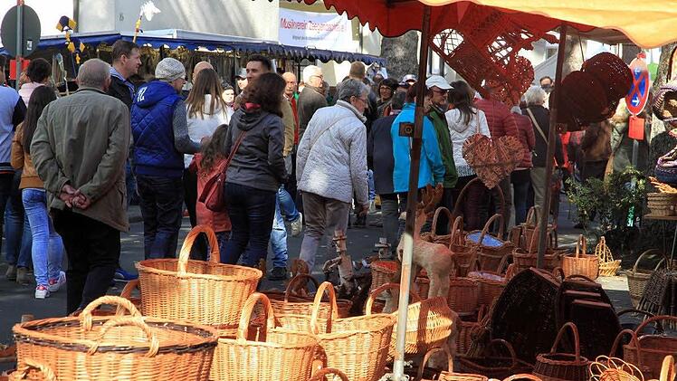 Über 60 Marktstände machten aus der Lindenallee eine Shopping-Meile. Foto: Bertram Wagner