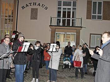 Nach der Wahl gibt der künftige Bürgermeister Bernd Rebhan probeweise schon mal den Ton vor dem Rathaus an. Foto: Veronika Schadeck