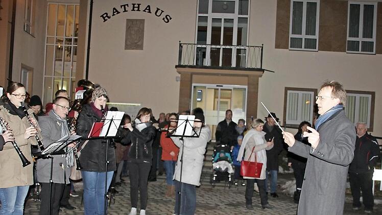 Nach der Wahl gibt der künftige Bürgermeister Bernd Rebhan probeweise schon mal den Ton vor dem Rathaus an. Foto: Veronika Schadeck