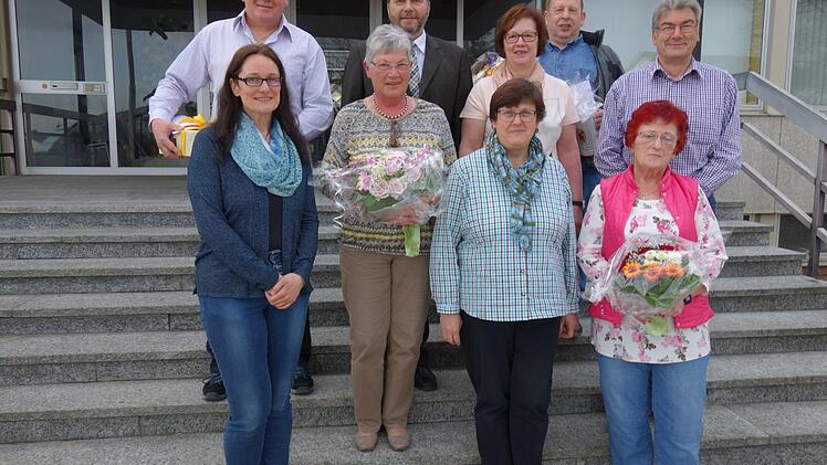 Die Blutspender hätten Gemeinsinn bewiesen, meinte der Bürgermeister, als er im Rahmen der Gemeinderatssitzung BRK-Urkunden und Ehrennadeln verlieh. Foto: Doris Weidner