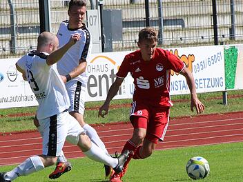 Nicht nur Stürmer Niklas Ehrlich (rechts) erklärt seine Beweggründe, warum er künftig nicht mehr für den FC Coburg auf Torejagd geht, sondern lieber gemeinsam mit sechs alten und neuen Mitspielern für den Ligakonkurrenten TSV Mönchröden. Foto: CT-Archiv