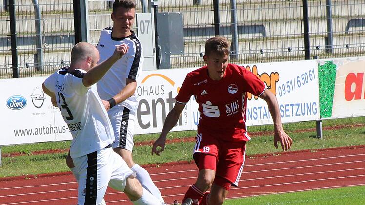 Nicht nur Stürmer Niklas Ehrlich (rechts) erklärt seine Beweggründe, warum er künftig nicht mehr für den FC Coburg auf Torejagd geht, sondern lieber gemeinsam mit sechs alten und neuen Mitspielern für den Ligakonkurrenten TSV Mönchröden. Foto: CT-Archiv