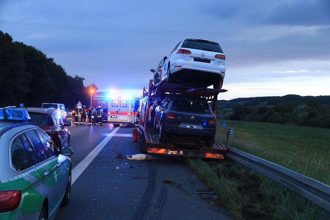 Autotransporter kracht in Stauende
