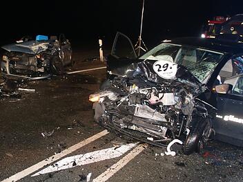 In dem VW up (rechts) ist am Freitagabend bei Hochstadt ein 79-jähriger Autofahrer verstorben. Foto: Matthias Einwag