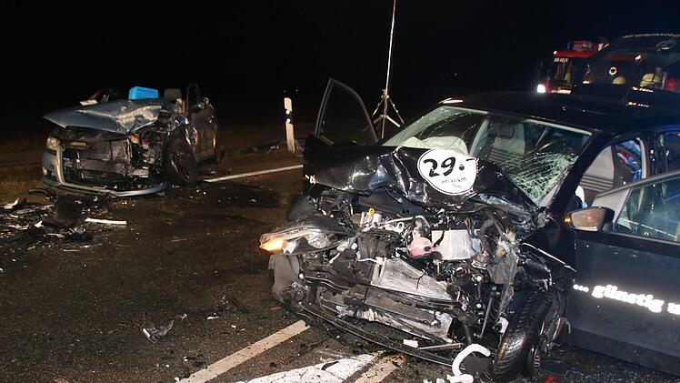 In dem VW up (rechts) ist am Freitagabend bei Hochstadt ein 79-jähriger Autofahrer verstorben. Foto: Matthias Einwag