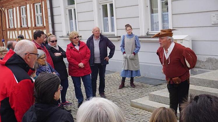 Reinhard Grasse begrüßt als Stadtpfeifer die Zuschauer der  Stadtführung.   Foto: Tina Meier
