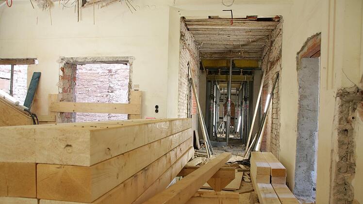 Am Übergang zum Neumann-Flügel bleiben die alten Holzdecken erhalten und werden mit neuen Balken ertüchtigt.  Fotos: Ralf Ruppert