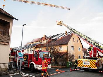 Bei dem Hausbrand entstand ein Schaden von rund 350.000 Euro. Foto: NEWS5 / Bauernfeind