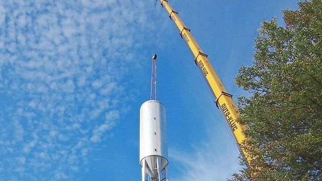 Ein 220-Tonnen-Kran hebt den gr&ouml;&szlig;ten der neun Lagertanks durch die Dach&ouml;ffnung der Gampert-Br&auml;u in Wei&szlig;enbrunn.  Foto: Gampert-Br&auml;u
