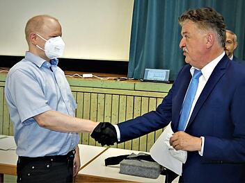 Landrat Klaus Peter Söllner vereidigt Matthias Knopf als Listennachfolger der AfD.