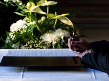 Stadt Nürnberg legt Kondolenzbuch für gestorbenen Ehrenbürger aus