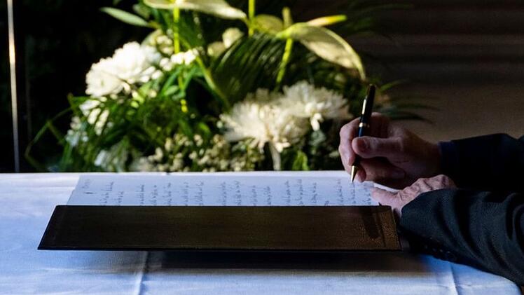 Stadt Nürnberg legt Kondolenzbuch für gestorbenen Ehrenbürger aus