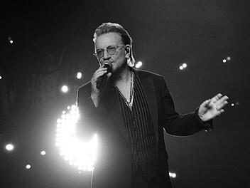 Als "bahnbrechendes Doku-Event-Movie" wird die Filmadaption der gleichnamigen, von Kritikern gefeierten Bühnenshow von U2-Frontmann Bono angekündigt. Sehr persönlich erzählt der Ire in "Bono: Stories of Surrender" von seinem Leben, seiner Familie und Freunden sowie von seinem Glauben - mit bisher unveröffentlichtem Filmmaterial.