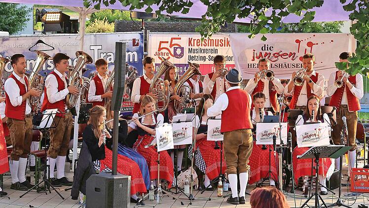„Die jungen Hergoldshäuser“ unter der Leitung von Michael Seufert unterhielten bei der Hühnerkerwa musikalisch.