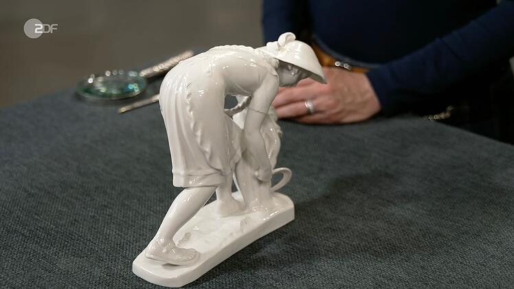 Eine wei&szlig;e Porzellanfigur mit dem Titel "Die Schnitterin" stammte von dem Bildhauer Arthur Storch, der die Figur 1918 f&uuml;r die Schwarzburger Werkst&auml;tten entworfen hatte. Der Wunschpreis betrug 200 Euro, Bianca Berding taxierte 200 bis 300 Euro und Wolfgang Pauritsch zahlte auch 300 Euro.