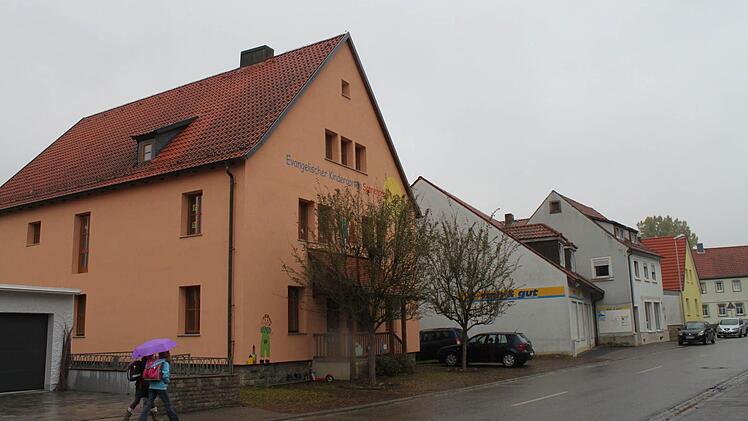 Am Standort des heutigen evangelischen Kindergartens plant die Gemeinde einen neuen gemeindlichen Kindergarten. Eine Bürgerinitiative will diesen an der Grundschule. Über den Standort können jetzt die Bürger entscheiden. Foto: Heike Beudert