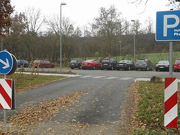 65 Stellplätze hat der neue Parkplatz neben dem Radweg zwischen Marktbreit und Obernbreit - 27 mehr als laut Stellplatzverordnung nötig.  Foto:  G. Bauer