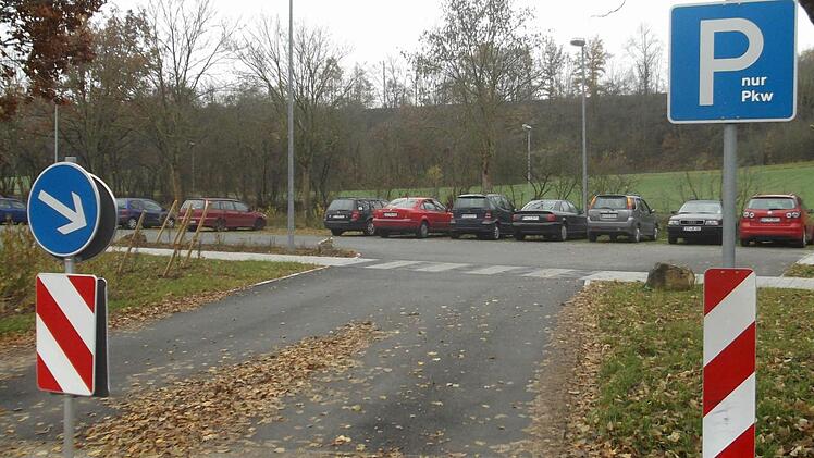 65 Stellplätze hat der neue Parkplatz neben dem Radweg zwischen Marktbreit und Obernbreit - 27 mehr als laut Stellplatzverordnung nötig.  Foto:  G. Bauer