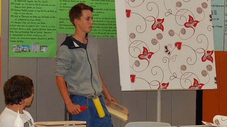 Das Tapezieren einer Wand hatte sich Bastian Danz als Thema gewählt.