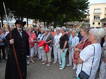 Start zur Nachtwächtertour durch Bad Kissingen mit Udo Dickhage als Nachtwächter.  Fotos: Peter Rauch