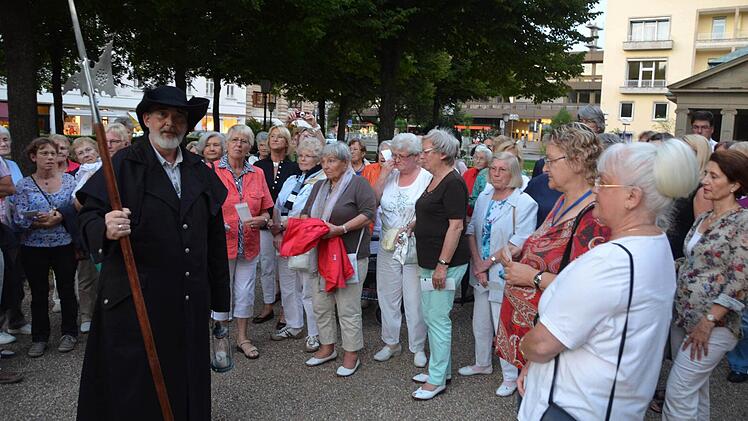 Start zur Nachtwächtertour durch Bad Kissingen mit Udo Dickhage als Nachtwächter.  Fotos: Peter Rauch
