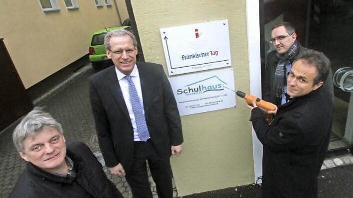 Offizieller Start (von rechts): Chefredakteur Frank Förtsch, Lokalchef Michael Memmel, Bürgermeister German Hacker und Lokalreporter Bernhard Panzer. Lokalreporter Michael Busch macht das Foto.