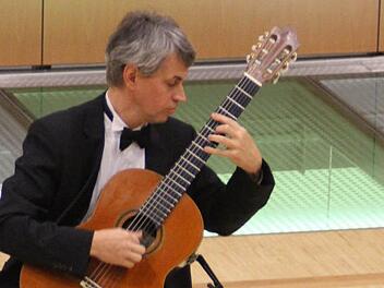 Siegbert Remberger bot in Kronach spanische und südamerikanische Gitarrenmusik. Foto: Mariell Dörrschmidt