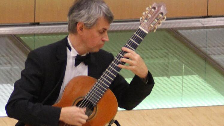 Siegbert Remberger bot in Kronach spanische und südamerikanische Gitarrenmusik. Foto: Mariell Dörrschmidt