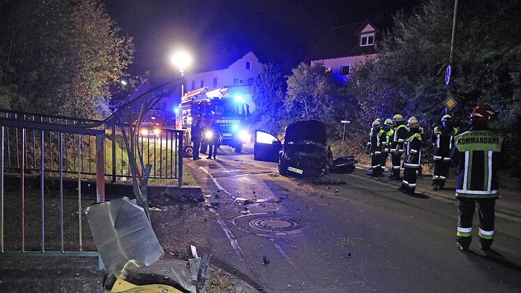 Ein schwerer Verkehrsunfall ereignete sich am frühen Montagmorgen in Viereth. Eine Frau fuhr mit ihrem PKW in ein Brückengeländer und verletzte sich schwer. Foto: NEWS5/Merzbach.