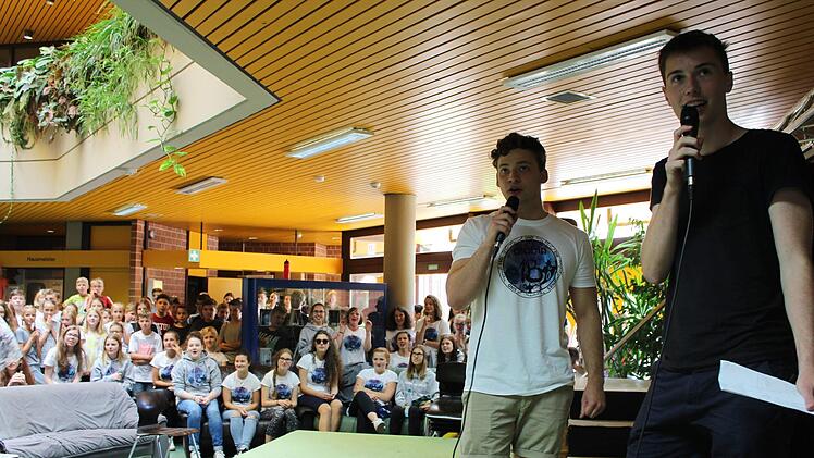 Die Abiturienten begrüßen die Schüler und Lehrer zu den diesjährigen Spielen beim Abistreich. Julia Raab