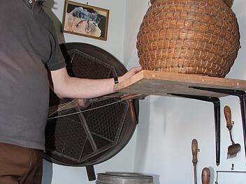 Zweiter Vorsitzender Stefan Andritschke zeigt einen Teil der historischen Imkerausstattung des Heimatmuseums. Die Eberner waren an der Konzeption Ausstellung "Aus der Wabe in die Welt" auf der Landesgartenschau in Würzburg beteiligt, die nun ab 24. März in der xaver-mayr-galerie zu sehen ist. Foto: Eckehard Kiesewetter