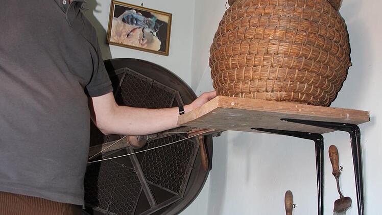 Zweiter Vorsitzender Stefan Andritschke zeigt einen Teil der historischen Imkerausstattung des Heimatmuseums. Die Eberner waren an der Konzeption Ausstellung "Aus der Wabe in die Welt" auf der Landesgartenschau in Würzburg beteiligt, die nun ab 24. März in der xaver-mayr-galerie zu sehen ist. Foto: Eckehard Kiesewetter