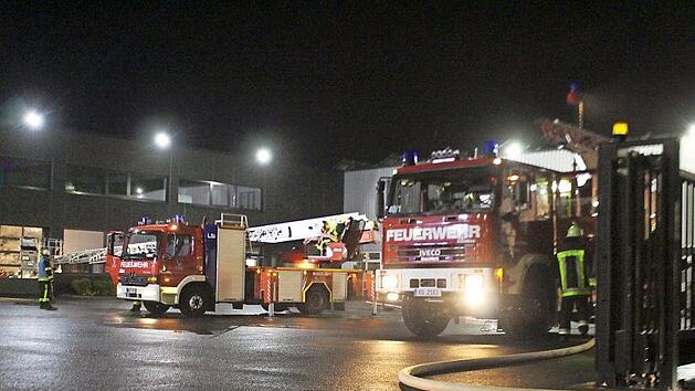Zu einem Brand in dem metallverarbeitenden Betrieb in Mainleus r&uuml;ckten in der Nacht zum Mittwoch rund 140 Einsatzkr&auml;fte von Feuerwehr, Rettungsdienst, THW und Polizei aus. Kurz nach Mitternacht hatte ein 32-j&auml;hriger Mitarbeiter auf dem Weg zum Parkplatz den Brand bemerkt.  Foto: News 5/Holzheimer