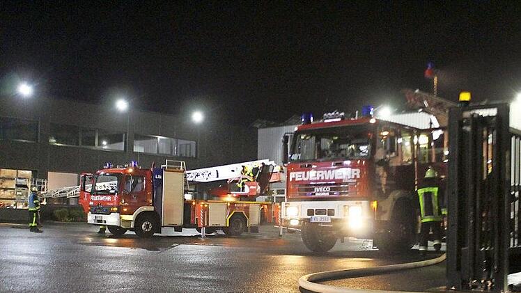 Zu einem Brand in dem metallverarbeitenden Betrieb in Mainleus rückten in der Nacht zum Mittwoch rund 140 Einsatzkräfte von Feuerwehr, Rettungsdienst, THW und Polizei aus. Kurz nach Mitternacht hatte ein 32-jähriger Mitarbeiter auf dem Weg zum Parkplatz den Brand bemerkt.  Foto: News 5/Holzheimer