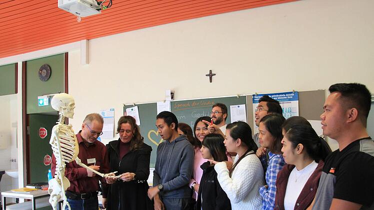 Viele neue Eindr&uuml;cke, Arbeitsprozesse und auch Fachausdr&uuml;cke: Die Sch&uuml;ler haben bisher schon viel gelernt. In ihren Heimatl&auml;ndern ist die Pflege teilweise v&ouml;llig anders, und die Grundpflege wird zum Beispiel meistens durch Angeh&ouml;rige gemacht. Foto: Theresa Schiffl